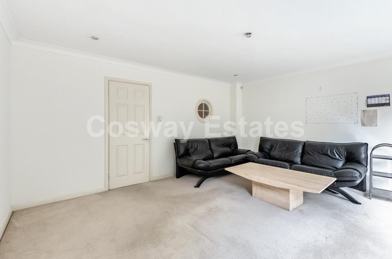 Goodwyn Avenue, Mill Hill
